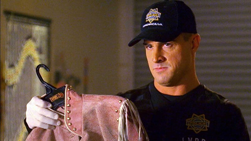 In einem Voodoo-Shop findet Spurenermittler Nick (George Eads) die Jacke des Mordopfers. – Bild: RTL /​ CBS