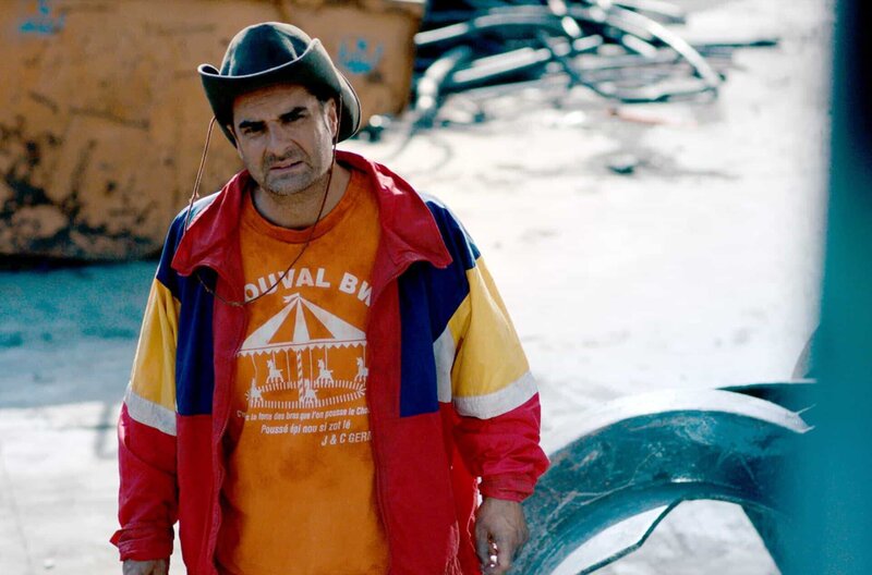 Wenn Hirsche Flügel haben – Bild: Les Films de l ’Instant /​ Thierry (Grégory Montel) betritt den Autoschrottplatz von Claude Lelièvre, seinem Arbeitgeber.