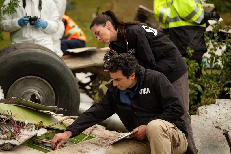 Mono, Ontario, Kanada. – Der Ermittler der kolumbianischen Zivilluftfahrtbehörde Julian Echeverri (gespielt von John Tokatlidis, Mitte) begutachtet die Wrackteile, die er hinterlassen hat – Bild: Cineflix 2018 /​ Darren Goldstein