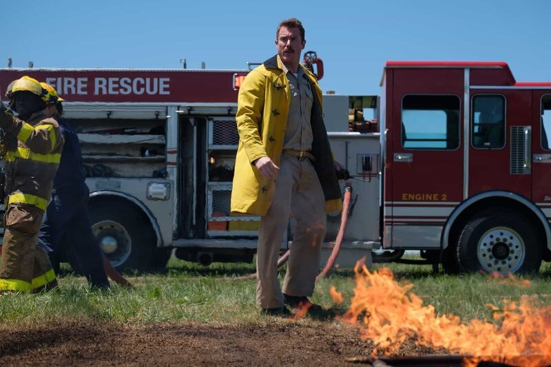Brantford, Ontario – Firefighter Frank Kruppa (played by David Macinnis) at the wreckage f AIA Flight 808 that crashed in Guantanamo Bay, Cuba in August 1993. Kruppa and his team are the first to arrive at the crash site near the Naval Base’s only runway. (Cineflix 2018/​Darren Goldstein) – Bild: Darren Goldstein /​ Cineflix 2018 /​ Cineflix 2018/​Darren Goldstein