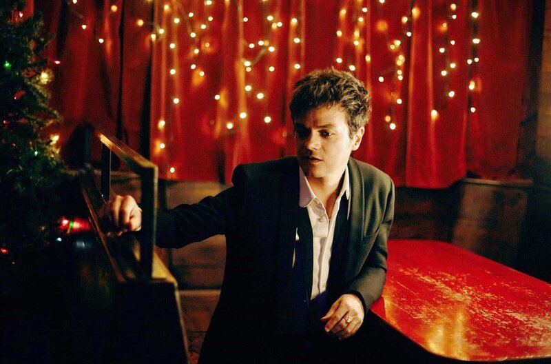 Er hat die Seele und das Herz eines Jazzmusikers, macht aber auch Popmusik: Seit über 20 Jahren veredelt Jamie Cullum den Jazz und öffnet das Genre für die verschiedensten musikalischen Richtungen. – Bild: Neutra Production / Er hat die Seele und das Herz eines Jazzmusikers, macht aber auch Popmusik: Seit über 20 Jahren veredelt Jamie Cullum den Jazz und öffnet das Genre für die verschiedensten musikalischen Richtungen. Er hat die Seele und das Herz eines Jazzmusikers, macht aber auch Popmusik: Seit über 20 Jahren veredelt Jamie Cullum den Jazz und öffnet das Genre für die verschiedensten musikalischen Richtungen. – Bild: Neutra Production / Er hat die Seele und das Herz eines Jazzmusikers, macht aber auch Popmusik: Seit über 20 Jahren veredelt Jamie Cullum den Jazz und öffnet das Genre für die verschiedensten musikalischen Richtungen.