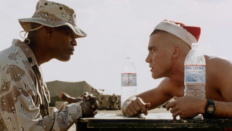 Staff Sergeant Sykes (Jamie Foxx, li.) hat ein ernstes Wort mit Swoff (Jake Gyllenhaal) zu reden..Staff Sergeant Sykes (Jamie Foxx, li.) hat ein ernstes Wort mit Swoff (Jake Gyllenhaal) zu reden.. – Bild: RTL Zwei