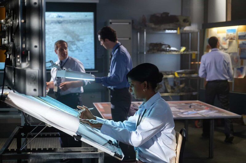 Etobicoke, Ontario, Kanada – Ein Ermittler analysiert die technischen Daten des Continental Airlines Fluges 1404. – Bild: Cineflix 2018