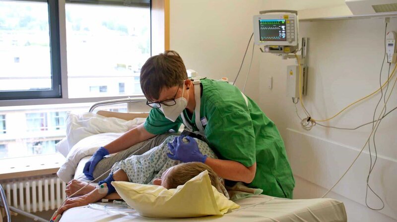 Krankenpflegerin Anita kümmert sich um eine Patientin, die an einem multiplen Myelom leidet. – Bild: SWR