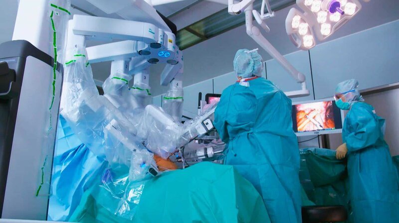 Chefärztin Dr. Kraft operiert zusammen mit ihrem Team und dem Operationsroboter DaVinci eine Patientin, deren Magen hochgerutscht ist. – Bild: SWR