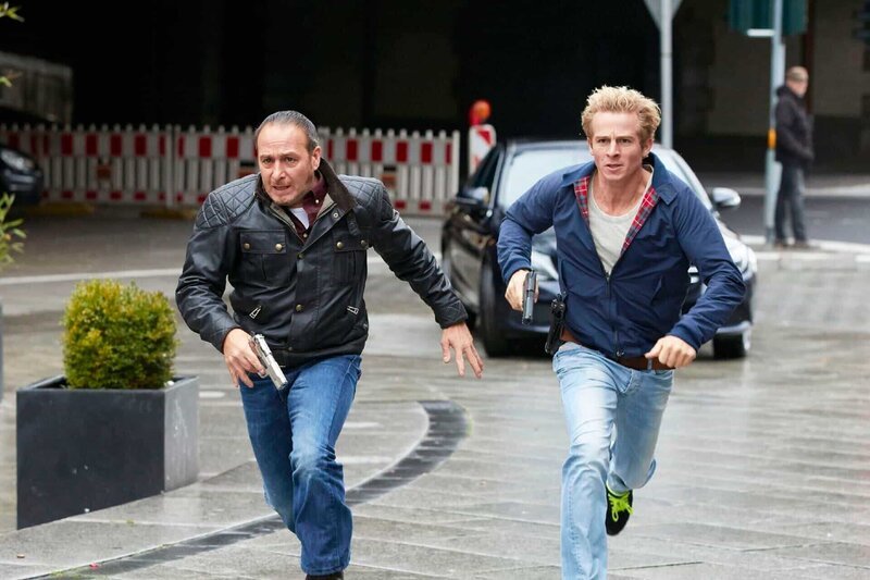 Semir (Erdogan Atalay, l.) und Paul (Daniel Roesner) verfolgen Tanner und Derek, die Summer den Koffer gestohlen haben … – Bild: RTL /​ Guido Engels