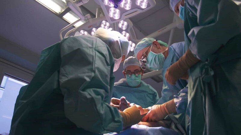 Dr. Carina Walter mit ganzem OP-Team bei der Knochentransplantation. – Bild: SWR