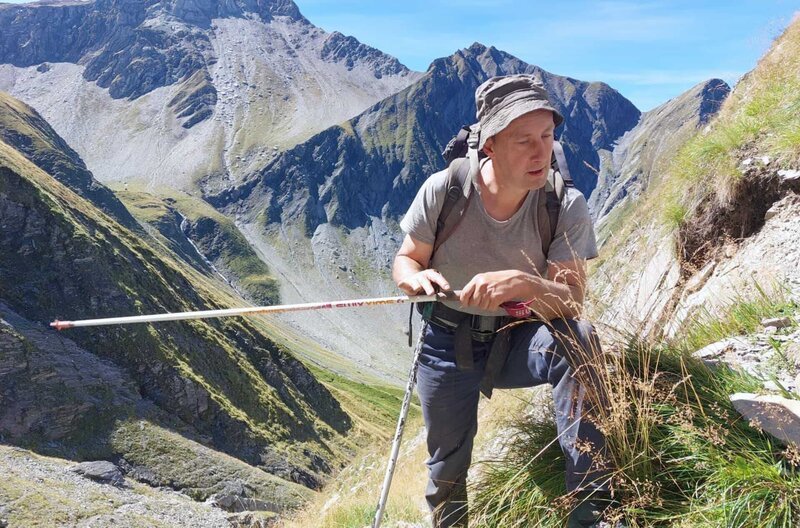 In den Schweizer Alpen benötigen die Mineralien- und Kristallsucher, auch „Strahler“ genannt, ein sogenanntes Strahlerpatent, um Bergkristalle zu gewinnen. – Bild: MedienKontor/​Denis Lüthi /​ © MedienKontor/​Denis Lüthi