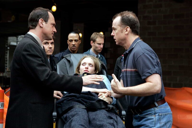 (L-R) (foreground) Detective Elliot Stabler (Christopher Meloni),Tandi McCain (Amanda Seyfried), Ronald McCain (Michael O’Keefe) – Bild: 2004 NBC Universal Television. All rights reserved.