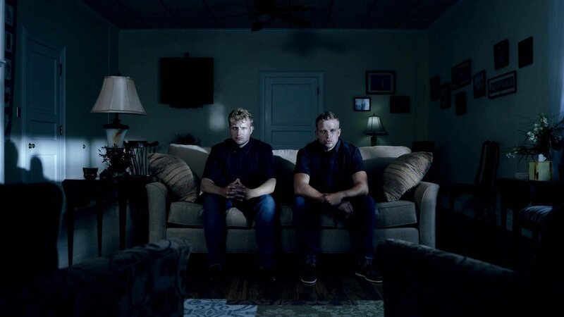 Older twins are on the couch. – Bild: Discovery Communications, LLC. Lizenzbild frei