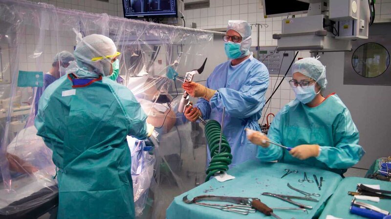 Prof. Aldinger operiert Patient Junginger, der zwei künstliche Hüftgelenke braucht. – Bild: SWR