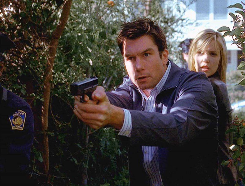 Hat ein Geisteskranker ein Mädchen ermordet? Woody (Jerry O’Connell) und Lu (Leslie Bibb) nehmen die Ermittlungen auf. – Bild: RTL /​ NBC Universal.