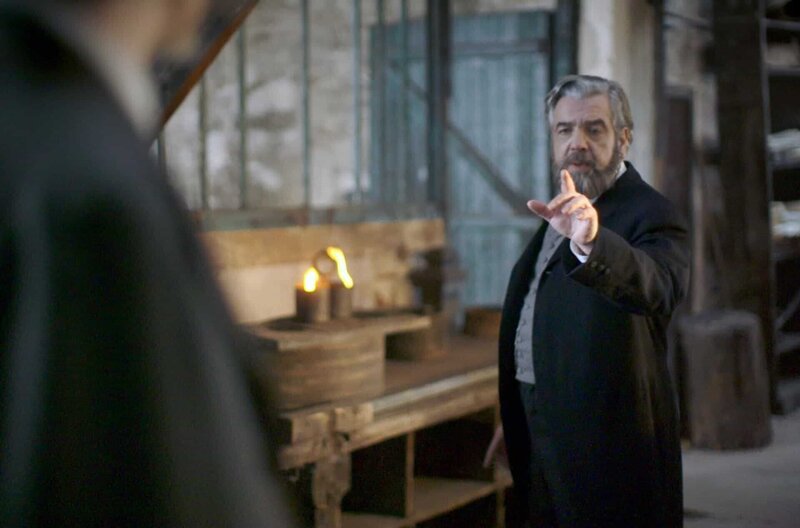 Der Eiffelturm - Geschichte einer Ikone – Bild: ZED /​ Gustave Eiffel (Marc Citti, re.) musste sich gegen den Architekten Jules Bourdais durchsetzen, um sein Projekt des Eiffelturms umsetzen zu können. (Spielszene)