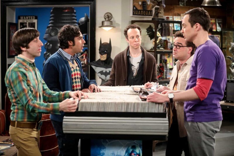 „The Big Bang Theory“, „Der Kometen-Klau.“ Raj lädt seine Freunde ein, gemeinsam mit ihm den Sternenhimmel durch sein professionelles Teleskop zu beobachten. Per Zufall macht Penny eine astronomische Entdeckung. Und es stellt sich tatsächlich heraus, dass es sich um einen unbekannten Kometen handelt. Raj will den ganzen Ruhm alleine absahnen und so steht seine Freundschaft mit Penny auf dem Spiel. Inzwischen ist Stuarts Geschäft zu einem Szenetreffpunkt geworden, so dass Stuart sogar eine Assistentin, Denise, einstellen muss, was Sheldon gar nicht behagt.Im Bild (v.li.): Simon Helberg (Howard Wolowitz), Kunal Nayyar (Rajesh Koothrappali), Kevin Sussman (Stuart), Johnny Galecki (Leonard Hofstadter), Jim Parsons (Sheldon Cooper). – Bild: ORF/​Sevenone International/​Warner/​Jordin Althaus