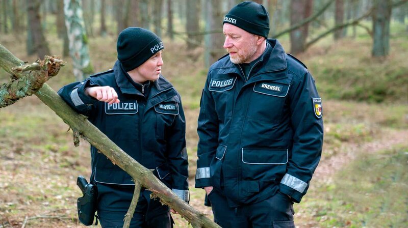 Dorit Martens (Jana Julia Roth) und Holm Brendel (Rainer Sellien) im Wald. – Bild: NDR/​ARD Degeto/​Oliver Feist