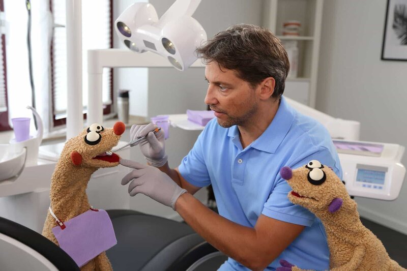 Jan & Henry sind zur Kontrolluntersuchung beim Zahnarzt (Patrick Bach). – Bild: NDR/​bigSmile