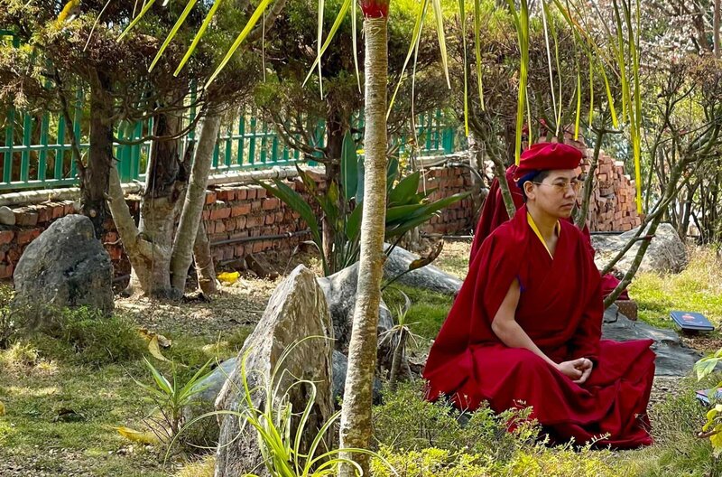 Die Kung-Fu Nonnen von Nepal – Bild: Sabine Howe /​ Friedliche Atmosphäre: Während der Meditation im Garten des Amitabha-Klosters kommen die Nonnen der Erleuchtung ein Stück näher.