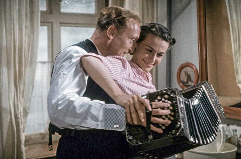 Große Freiheit Nr. 7 – Bild: FWMS /​ Zwischen Hannes Kröger (Hans Albers) und Gisa Häuptlein (Ilse Werner) bahnt sich eine zarte Romanze an.