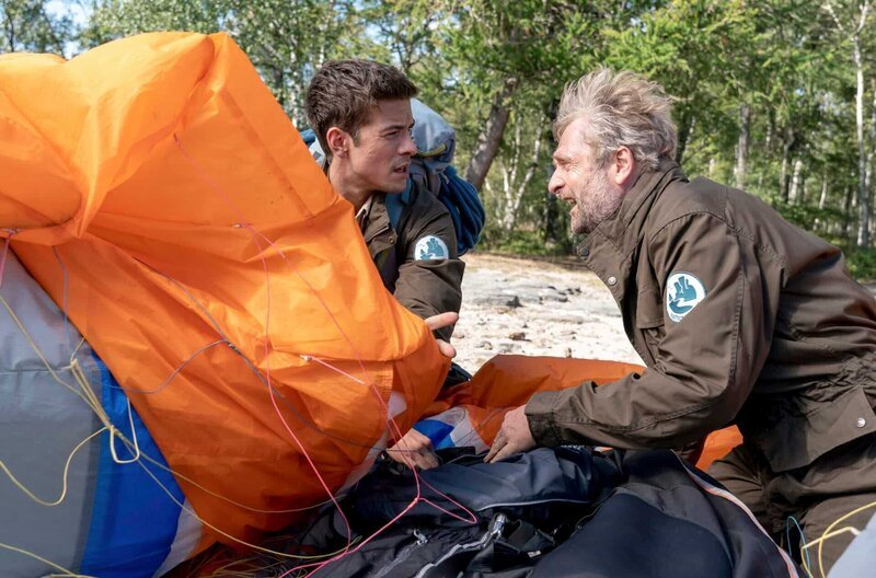 Jonas (Philipp Danne) und Christoph (Jörg Witte) versuchen dem verletzten Paraglider (Timo Jacobs) zu helfen. – Bild: MDR/​ndF/​Tom Schulze