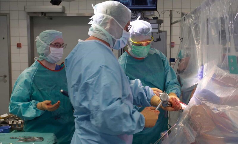Prof. Peter Aldinger, Chefarzt Orthopädie und Unfallchirurgie, setzt ein neues Hüftgelenk ein. – Bild: SWR