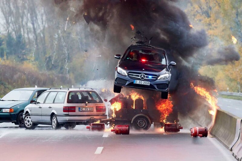 Bei der Verfolgung der Gangster, die Sanja Sohl als Geisel genommen haben, kommt es zu einer Schießerei und wilden Verfolgungsjagd auf der Autobahn, die in einer Explosion endet … – Bild: RTL /​ Guido Engels