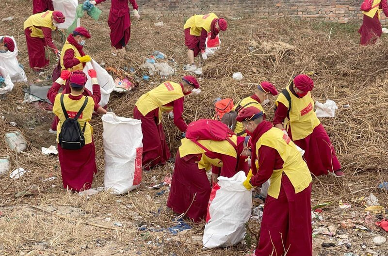 Jeden Samstag sammeln die Nonnen Müll in Kathmandu und machen die Stadt so ein Stück sauberer. – Bild: Sabine Howe / Jeden Samstag sammeln die Nonnen Müll in Kathmandu und machen die Stadt so ein Stück sauberer. Jeden Samstag sammeln die Nonnen Müll in Kathmandu und machen die Stadt so ein Stück sauberer. – Bild: Sabine Howe / Jeden Samstag sammeln die Nonnen Müll in Kathmandu und machen die Stadt so ein Stück sauberer.