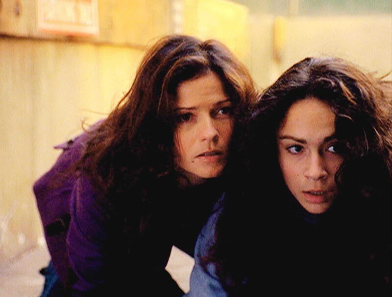 Anhand eines Phantombildes gelingt es Jordan (Jill Hennessy, r.) und Kayla (Tay Blessey), den Mörder zu identifizieren. – Bild: RTL /​ NBC Universal.