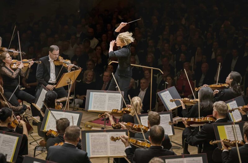 Die Aufführung von Gustav Mahlers epischer Symphonie Nr. 1 ist Teil des Antrittskonzerts von Joana Mallwitz als Chefdirigentin des Konzerthausorchesters Berlin. – Bild: Simon Pauly /​ Die Aufführung von Gustav Mahlers epischer Symphonie Nr. 1 ist Teil des Antrittskonzerts von Joana Mallwitz als Chefdirigentin des Konzerthausorchesters Berlin.