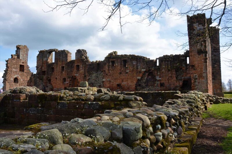 View of Ruins of Penrith Castle, built by Ralph Neville in 14th Century and once home to King Richard III – Bild: 2018 alanf/​Shutterstock.