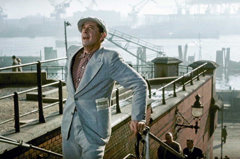 Große Freiheit Nr. 7 – Bild: FWMS /​ Georg Willem (Hans Söhnker) im Hamburger Hafen