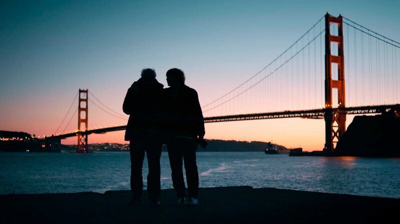 Hoepker und Kruchen am Ziel ihrer Reise vor der Golden Gate Bridge in San Francisco während der Abenddämmerung. – Bild: NDR/​GRANVISTA Media