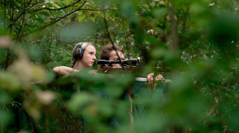 Winzerin Shanna auf der Jagd. Sie schützt ihre Weinberge vor Wildverbiss. – Bild: NDR/​SWR/​Leon Kämmner