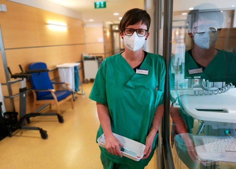 Anita Senf, Krankenpflegerin Onkologie und Hämatologie, mit Maske. – Bild: SWR