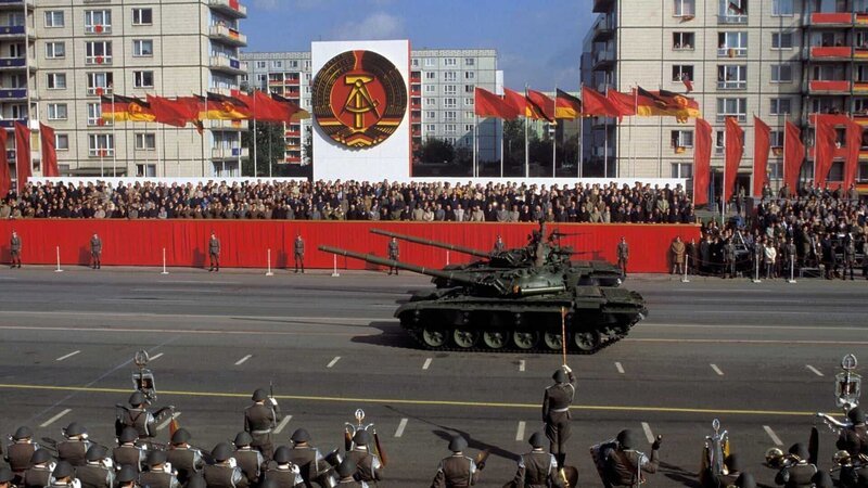 Militärparade der NVA der DDR in Berlin 1987. – Bild: ZDF und Imago /​ Günther Schneider./​Imago /​ Günther Schneider