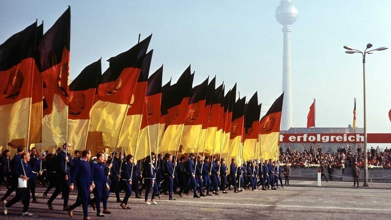 Festumzug zum 20. Jahrestag der DDR. – Bild: ZDF und Imago /​ Werner Schulze./​Imago /​ Werner Schulze