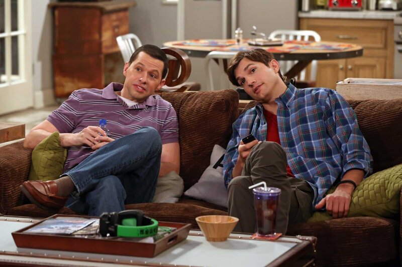 Als Walden (Ashton Kutcher, r.) auf einer Single-Veranstaltung auf seine Ex-Frau Bridget trifft, überlegt er, ob er wieder mit ihr zusammenkommen sollte. Alan (Jon Cryer, l.) fürchtet jedoch, dass das nicht gut für ihn wäre … – Bild: Courtesy of Warner Brothers
