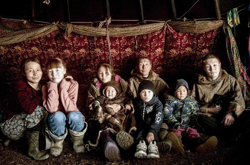 Galina Serotetto (li.) und ihre Familie – sie sind Teil der Brigade Nr. 1. – Bild: Domino Production/​Little Big Story/​Christophe Blitz /​ Galina Serotetto (li.) und ihre Familie ? sie sind Teil der Brigade Nr. 1.