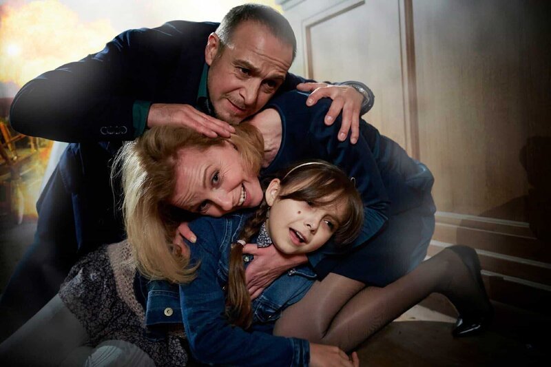 Semir (Erdogan Atalay) wirft sich schützend über Andrea (Carina Wiese) und Ayla (Pauletta Pollmann). – Bild: RTL /​ Guido Engels