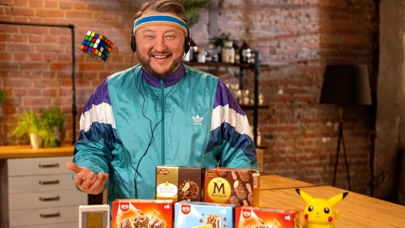 Sebastian Lege nimmt vier Klassiker der neunziger Jahre unter die Lupe und entlarvt die beliebtesten Tricks der Lebensmittelindustrie. Nogger Choc war auch schon in den 90ern eine beliebte Eisspezialität. Doch das Eis von damals hat mit der heutigen Version nicht mehr viel zu tun. Die Industrie spart an guten Zutaten. – Bild: ZDF und Lars Döring./​Lars Döring