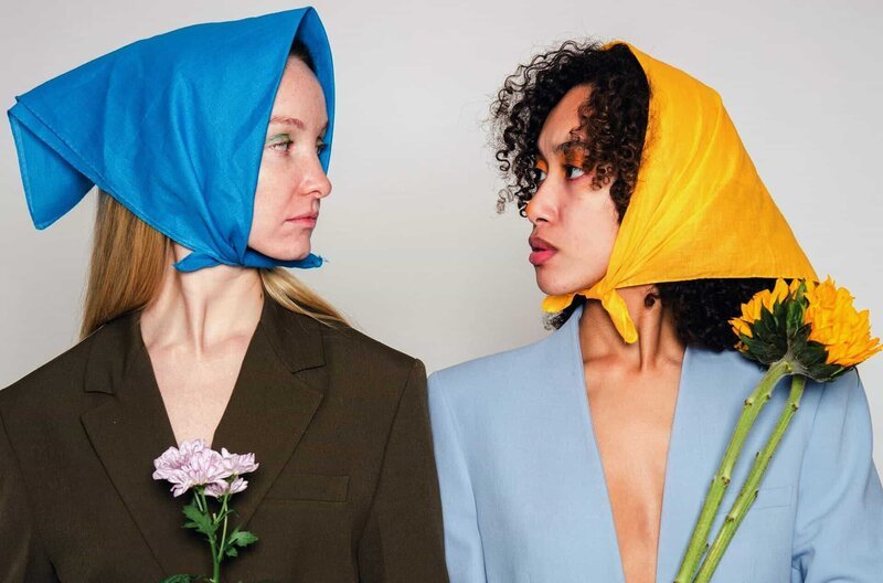 Die Modewelt griff die Farben Blau und Gelb als Zeichen ihrer Solidarität mit der Ukraine auf. – Bild: Michelle Leman/​Pexels /​ Die Modewelt griff die Farben Blau und Gelb als Zeichen ihrer Solidarität mit der Ukraine auf.