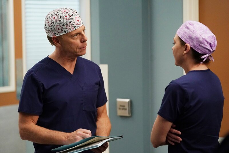Grey’s Anatomy Staffel 16 Folge 17 Greg Germann als Dr. Tom Koracik, Ellen Pompeo als Dr. Meredith Grey SRF/​ABC Studios – Bild: SRF2