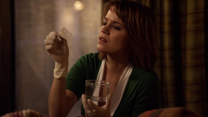 Detective Lindsay Monroe (Anna Belknap) findet zerrissene Notizblätter. Führen die Notizen das CSI-Team zum nächsten Mordopfer des „Kompass-Killers“? – Bild: VOX