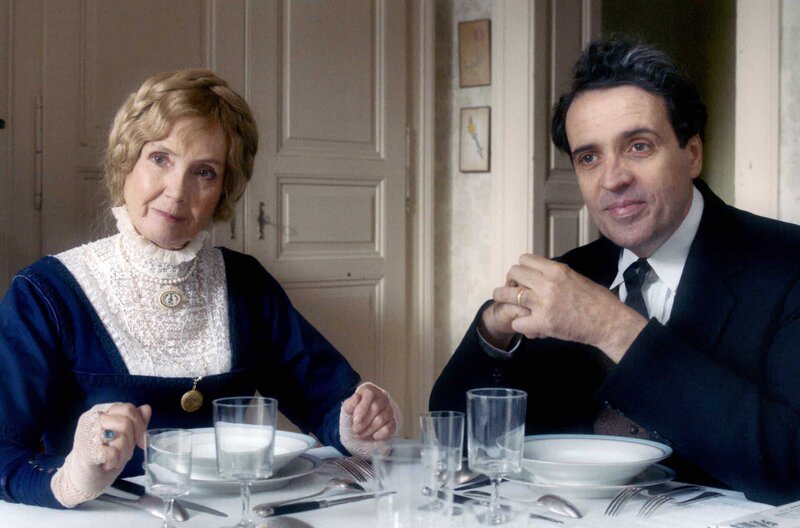 Gib mir Dein Leben – Bild: Capucine Henry  /​ Eléonore de Lengwil (Sabine Azéma) und ihr Neffe Julien (Laurent Poitrenaux) sind beide protestantischen Glaubens.