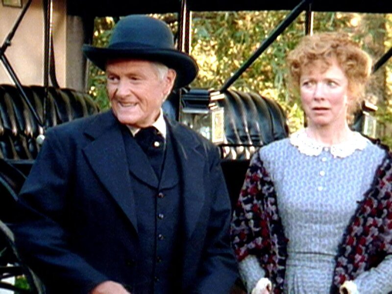 Loren (Orson Bean) will Dorothy (Barbara Babcock) einen Heiratsantrag machen. – Bild: Super RTL