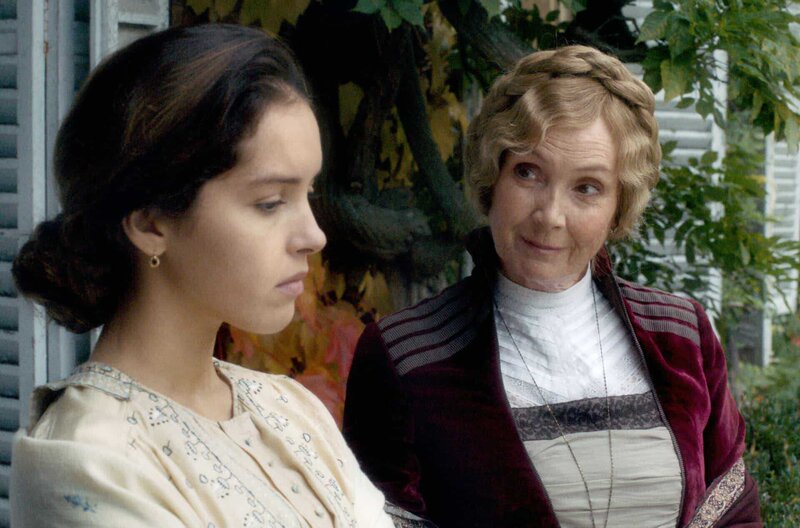 Gib mir Dein Leben – Bild: Capucine Henry  /​ Eléonore de Lengwil (Sabine Azéma, re.) bietet ihrer Vorleserin Nélie (Lyna Khoudri, re.) an, sie mit in die Sommerfrische zu nehmen.