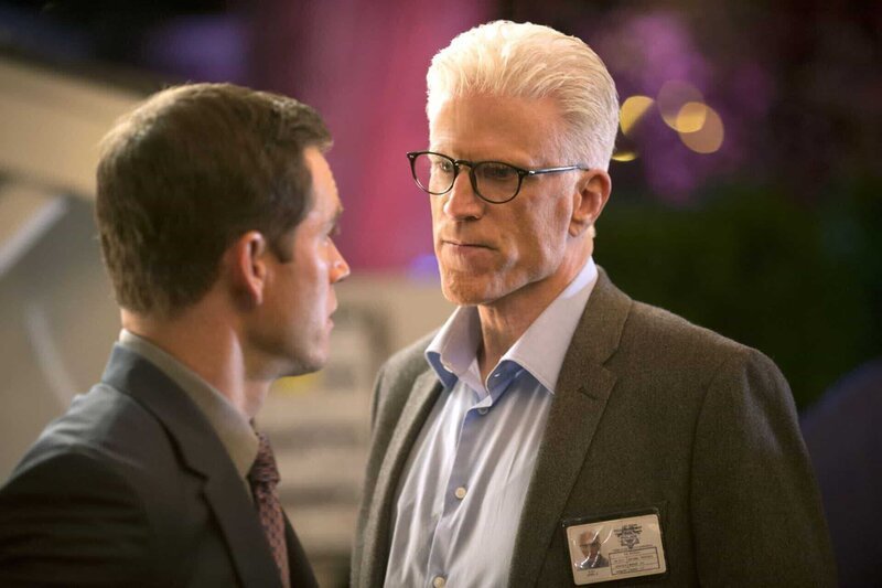 D.B. Russell (Ted Danson, r.) konfrontiert Paul Winthrop (Mark-Paul Gosselaar) mit den neuen HInweisen, die auf ihn als Täter hinweisen. – Bild: RTL /​ CBS