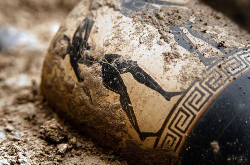 Entdeckung verborgener Schätze: eine Vase im Tempel der Artemis – Bild: Sébastien Reichenbach /​ Entdeckung verborgener Schätze: eine Vase im Tempel der Artemis