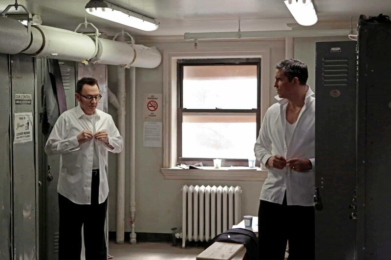 Finch (Michael Emerson, l.) und Reese (Jim Caviezel) – Bild: Giovanni Rufino /​ WARNER BROS. /​ CBS ENTERTAINMENT /​ ¬©2013 Warner Bros. Television All Rights Reserved