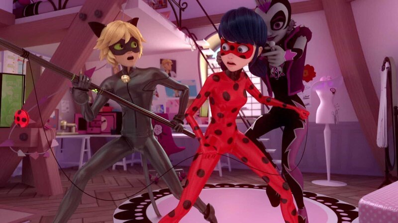 On the left: Cat Noir, in the middle Ladybug – Bild: Disney Channel