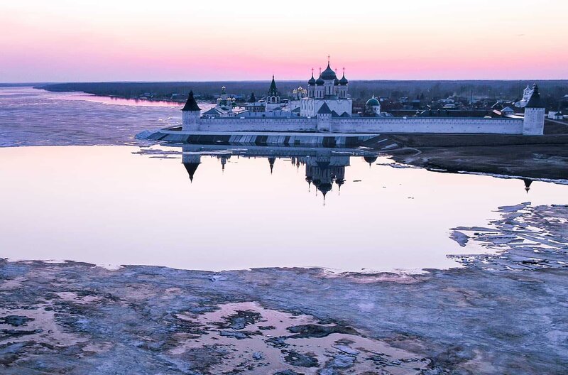 Das weltberühmte Kloster Makarjew liegt direkt an den Ufern der Wolga. – Bild: MDR /​ © Altayfilm